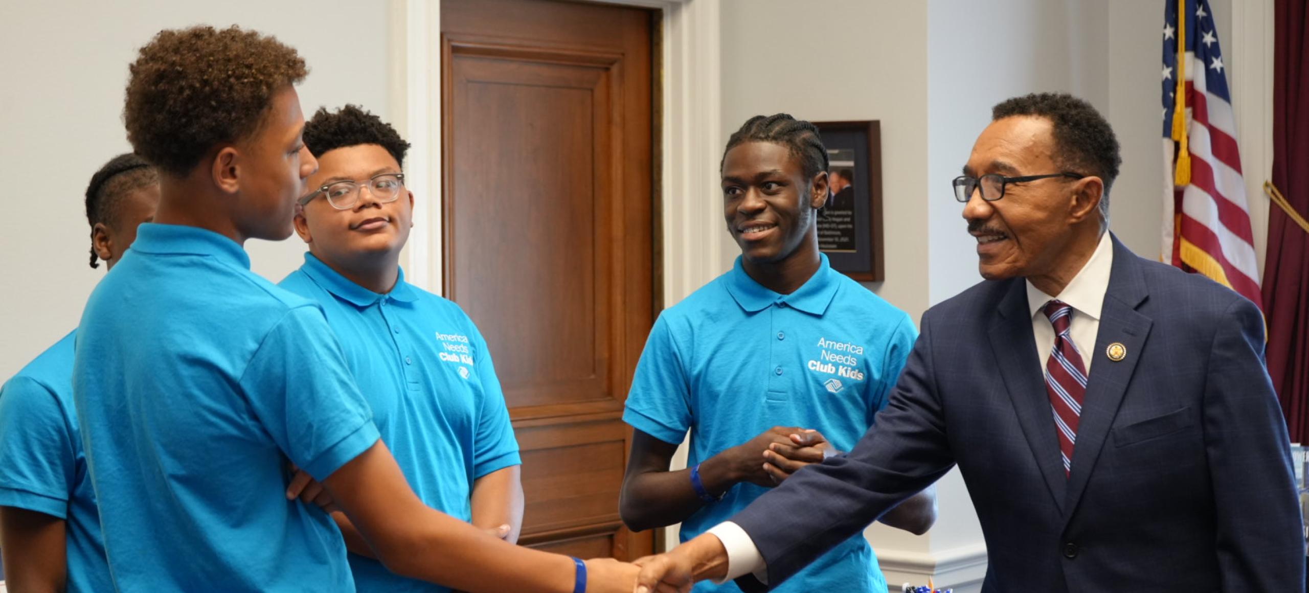 Congressman Mfume Meets with Youth from the Boys and Girls Club of Baltimore